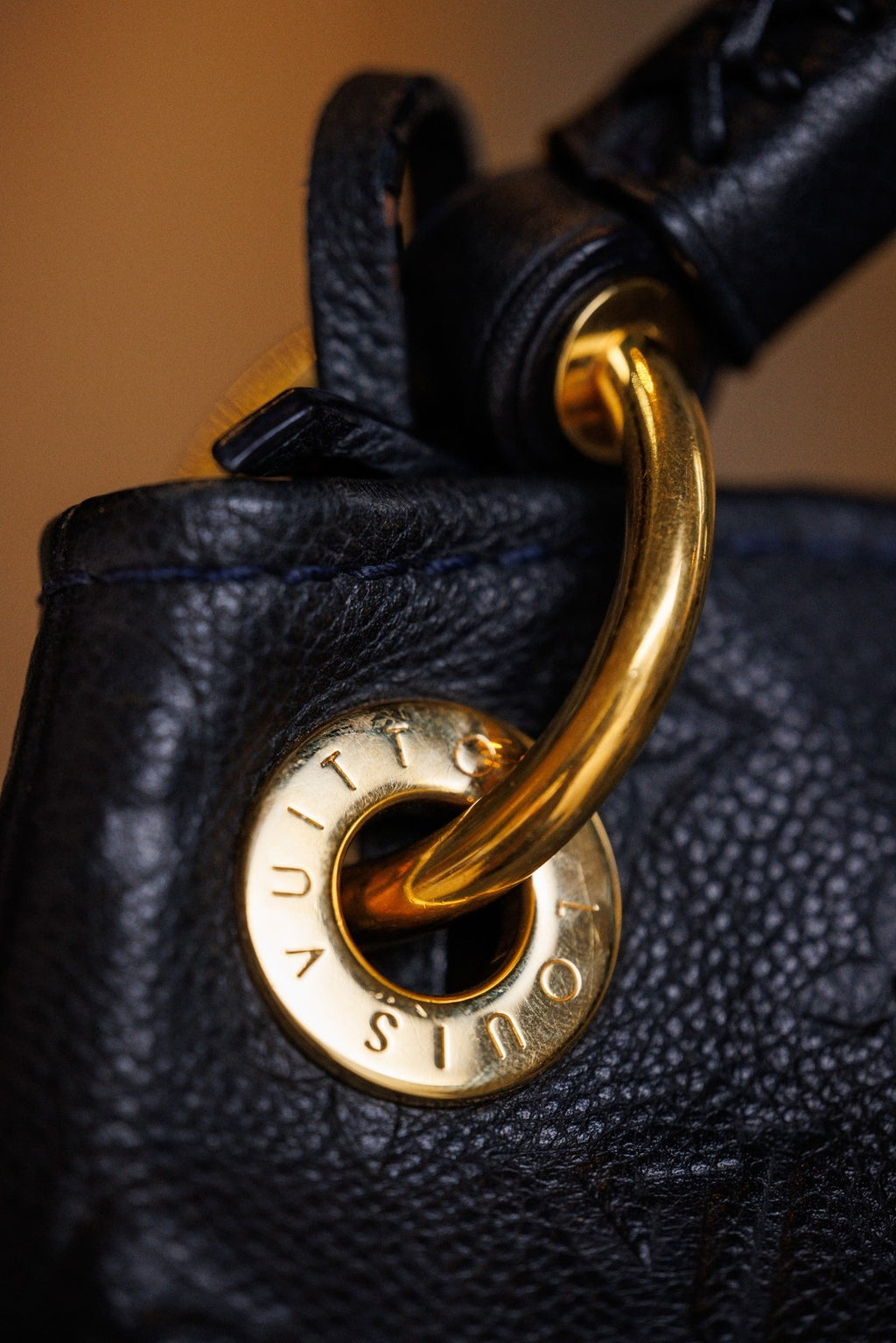 Louis Vuitton Artsy MM in Navy