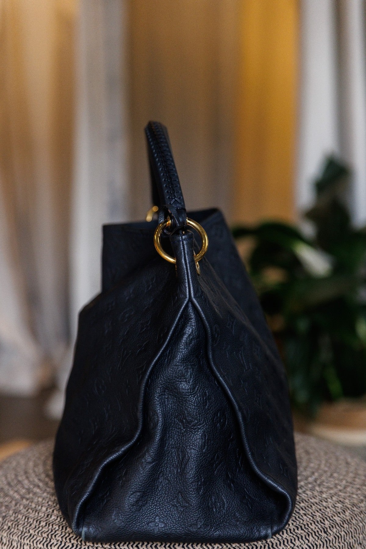 Louis Vuitton Artsy MM in Navy