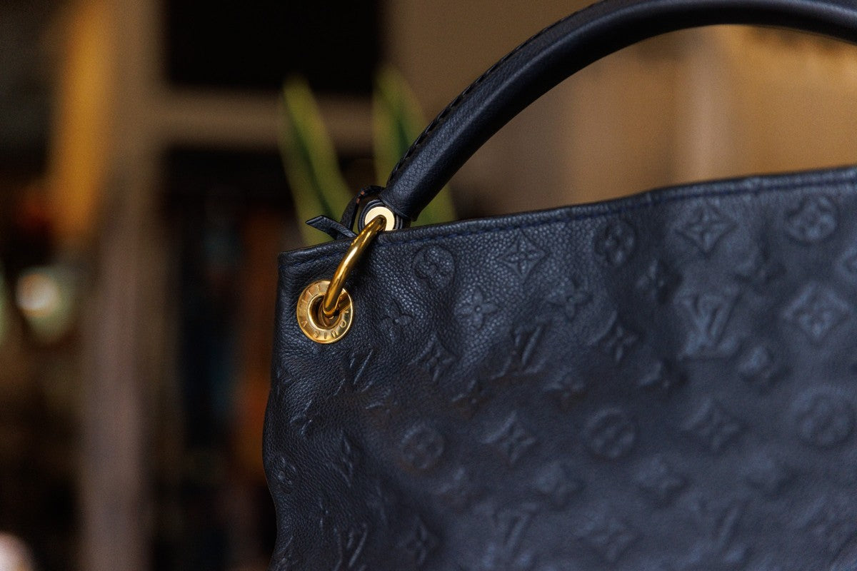 Louis Vuitton Artsy MM in Navy